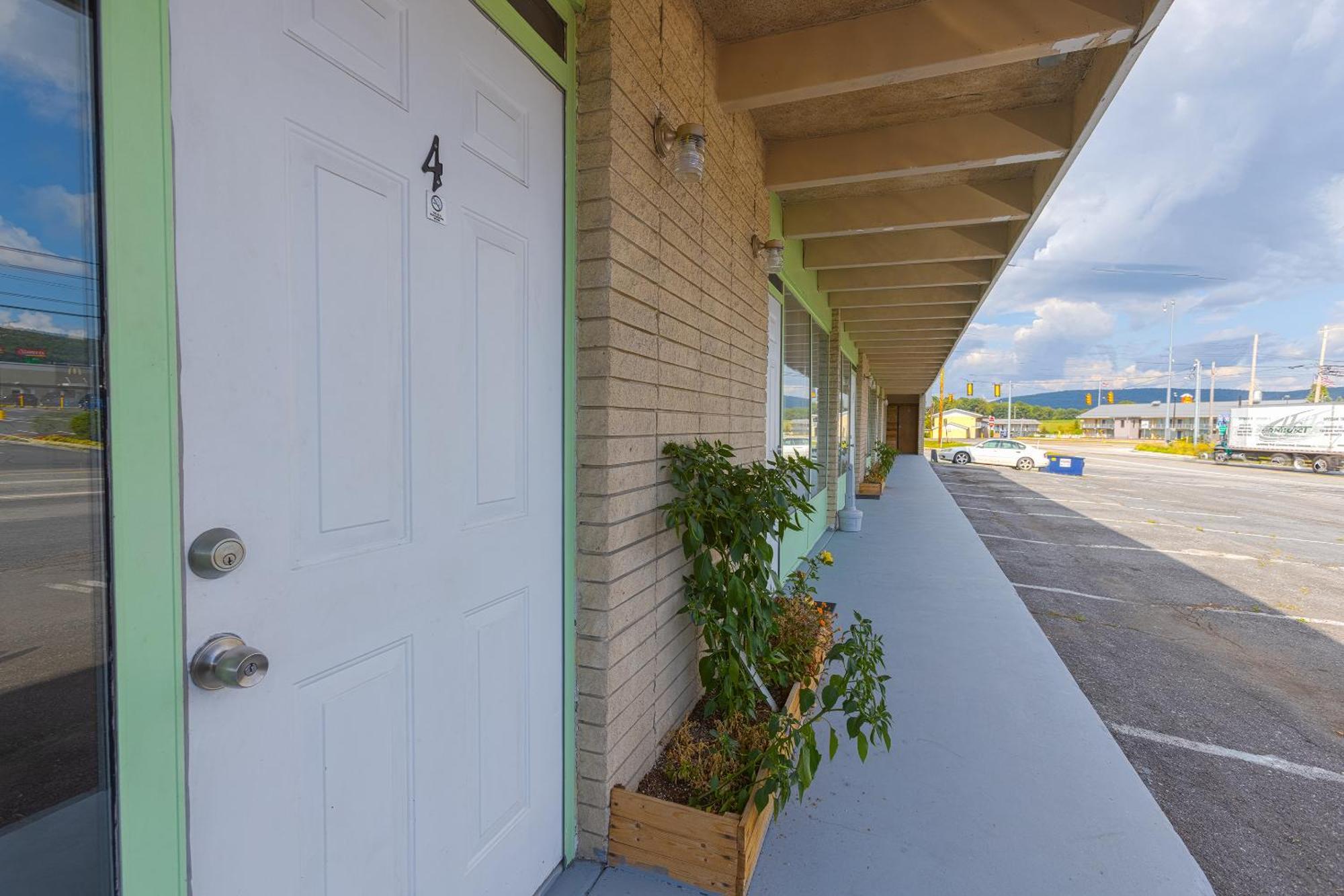 Sonrise Inn Lincoln Hwy By Oyo Breezewood Exterior photo