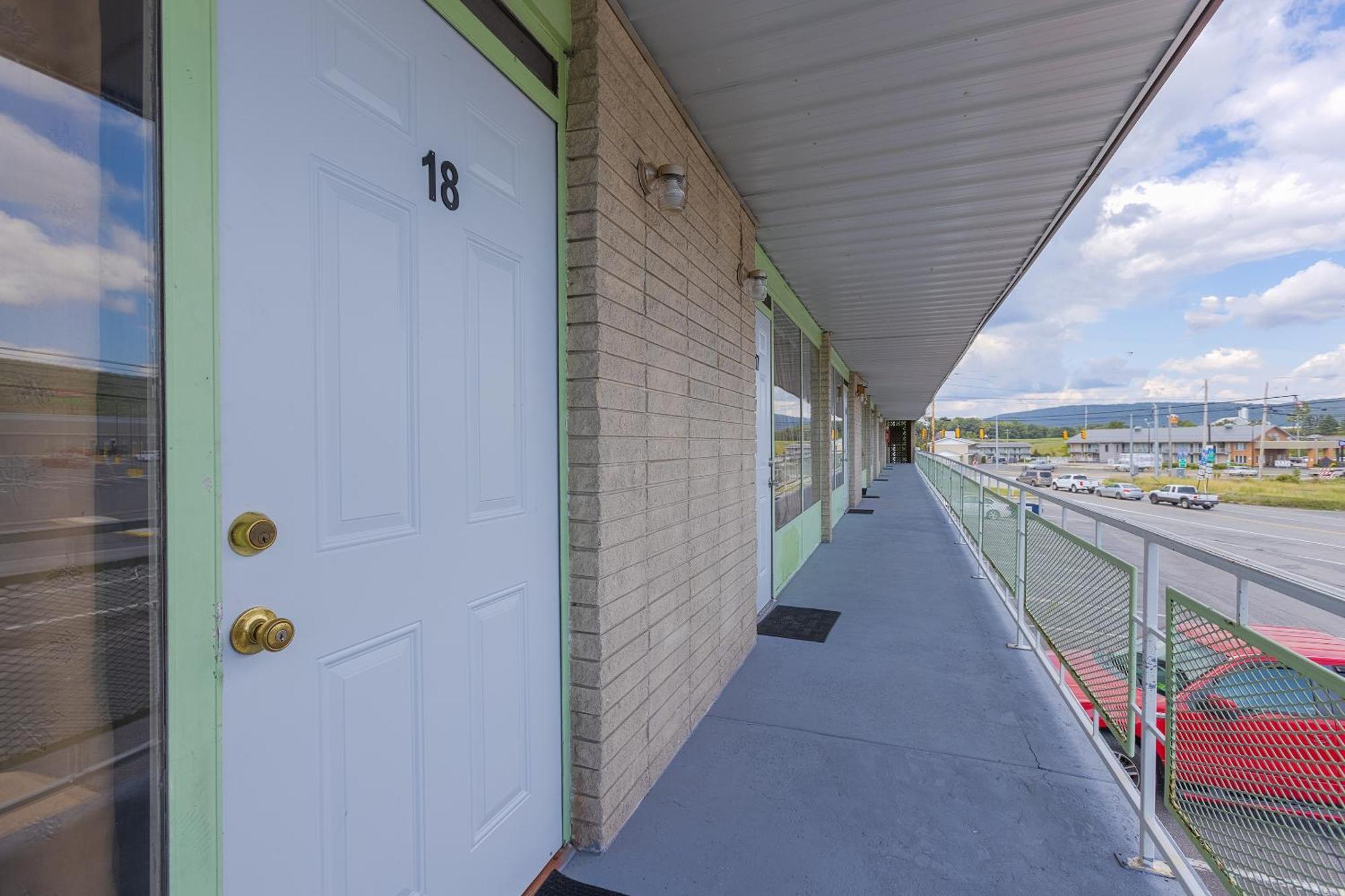 Sonrise Inn Lincoln Hwy By Oyo Breezewood Exterior photo
