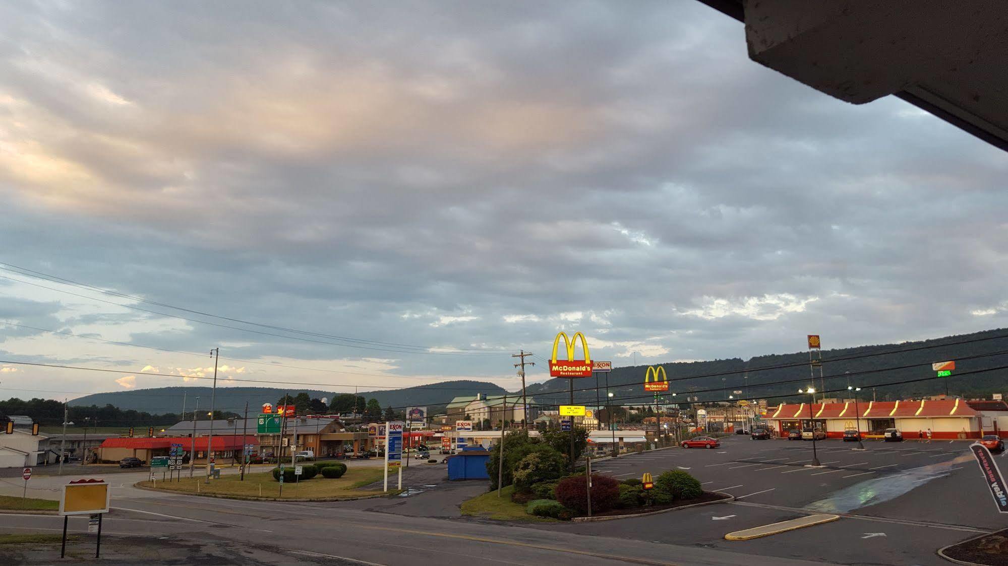 Sonrise Inn Lincoln Hwy By Oyo Breezewood Exterior photo